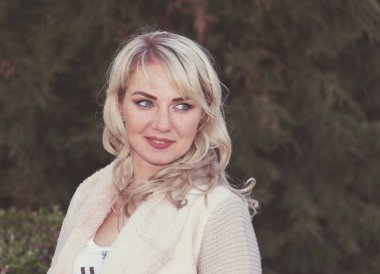 Güzel bir kadının mütevazı gülümsemesi.