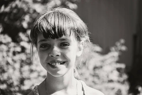Retrato preto e branco de uma menina. — Fotografia de Stock