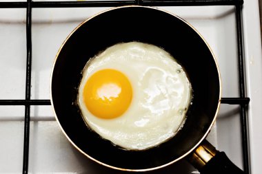 Tavada kızarmış yumurta..