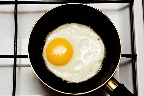 Gebakken eieren in een pan. — Stockfoto