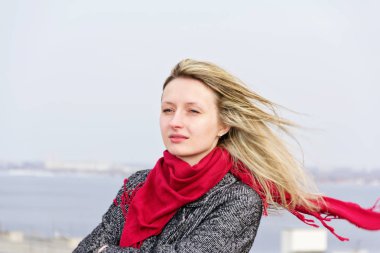 Gri ceketli sarışın bir kadının portresi.