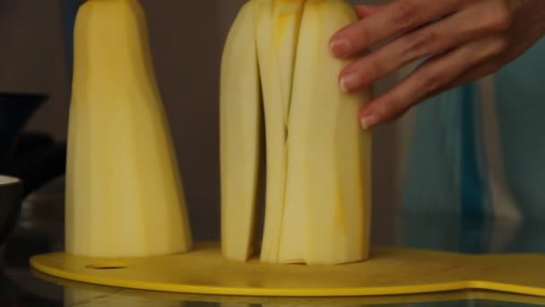 Kobieta Tnie Surowe Cukinie Nożem Kuchennym Gotowania Kawioru Warzywnego — Wideo stockowe