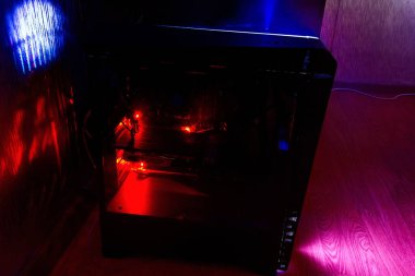 Cam kenarlı çalışan bir bilgisayarın modern sistem birimi.