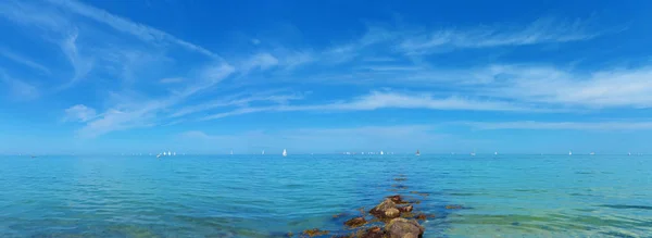 Seaside Panorama Med Tydlig Baltiska Och Segelbåtar — Stockfoto