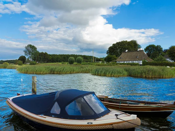 Idylická Krajina Lodí Vodě Krásný Domek Pozadí — Stock fotografie