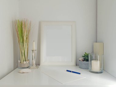 modern beyaz Resepsiyon iç tasarım dekorasyon öğeleri, çerçeve resimleri ve arka planda beyaz duvar ile