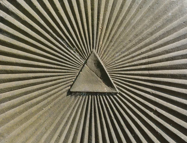 三角形和总和束作为一个符号的普罗森的眼睛雕刻在一个古老的大理石石头 — 图库照片