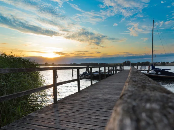 Idylliskt Landskap Med Vacker Solnedgång Träbrygga Och Några Båtar Sjön — Stockfoto