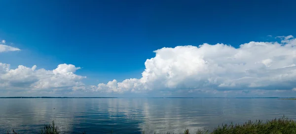 Панорамный Пейзаж Фленсбургского Фьорда Спокойным Морем Впечатляющими Облаками Отражающимися Воде — стоковое фото