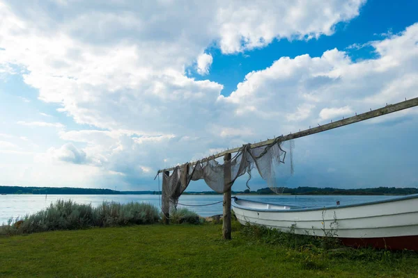 Starý Dřevěný Rybářský Člun Sušící Sítí Krásnou Krajinou Maasholmu Fjordu — Stock fotografie