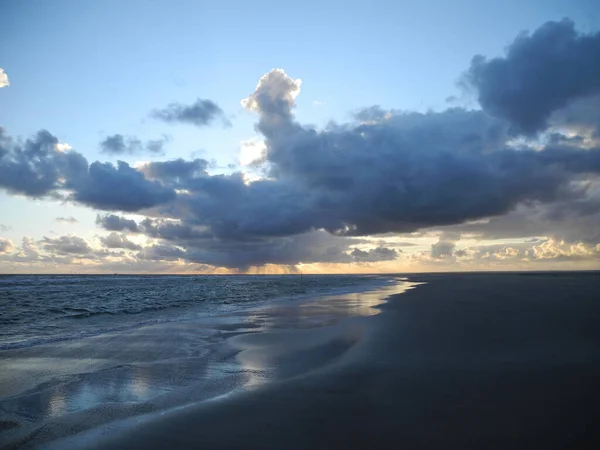 Mar Norte Vazio Paisagem Praia Durante Pôr Sol Com Céu — Fotografia de Stock