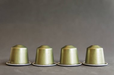 Siyah arka plan üzerinde renkli kahve güzel kapsül