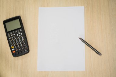 Mühendislik temalı büyük arka plan, beyaz kağıda el ve kopya alanı olan knolling mühendislik nesneleri.