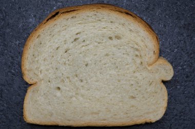 Dilim ekmek üstüne siyah granit üst