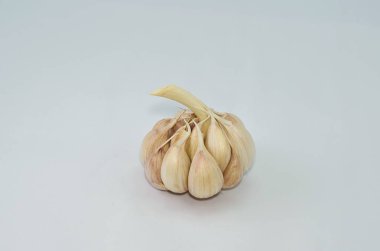 Sarımsak çeşitli kullanımlar için beyaz arka plan üzerinde başkanı.