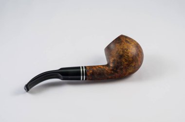 Beyaz arka planda, kıyılmış duman, Sigara, pipo ahşap pipo.