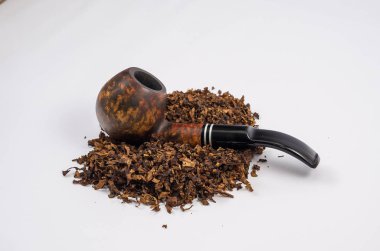 Beyaz arka planda, kıyılmış duman, Sigara, pipo ahşap pipo.