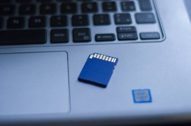 SD bellek kartı üstünde tepe-in bilgisayar.