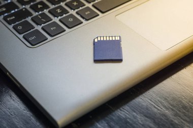 SD bellek kartı üstünde tepe-in bilgisayar.