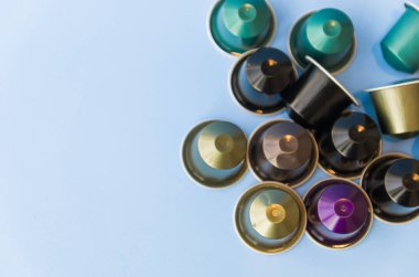 Güzel renkli kahve kapsül açık mavi renkli üzerinde.