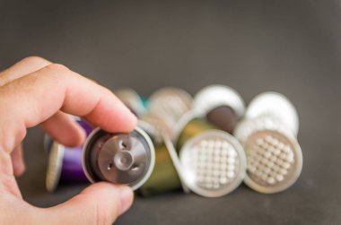 Kullanılan siyah arka plan, geri dönüşüm, çevre üzerinde renkli espresso kahve kapsül.