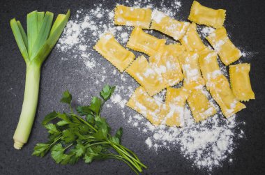 Mantı, maydanoz ve granit masada un ile toz pırasa