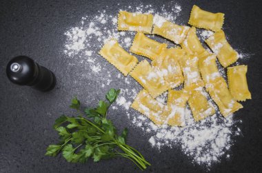 Mantı, maydanoz ve granit masada un ile toz pırasa