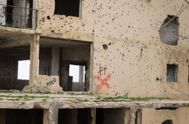 Beqaa, Lebanon, Nisan 04-2017: savaş, Lübnan ev markalarıdır machine-gunned, bombalandı, iç savaşta, Lübnan Dağları yok.