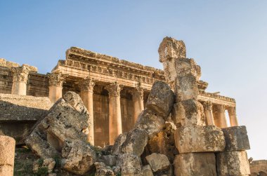 Baalbek Harabeleri. Antik şehir, Lübnan'daki Beca Vadisi'nde yer alan Phenicia. Akropolün Roma kalıntıları ile.