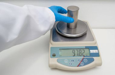 Araştırma ve geliştirme, el pycnometer bir sıvıyla yoğunluğu ölçme büyük kavram.