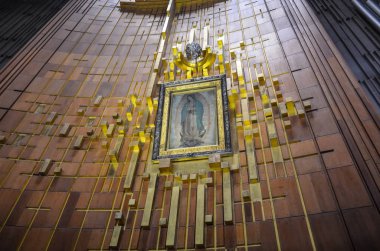 Mexico City, Meksika - 19 Haziran 2013: Görüntü Our Lady of Guadalupe, Tilma, Juan Diego manto baskılı gizemli ve mucizevi. Bazilika sunak maruz görüntü.