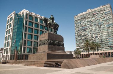 MONTEVIDEO, URUGUAY - 25 Aralık 2016: Jose Artigas Anıtı, Plaza Independencia, ünlü kent meydanı.