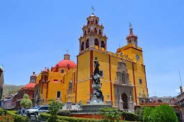 Guanajuato Our Lady, güzel sarı kilise Guanajuato, Meksika'nın şehrin Bazilikası.