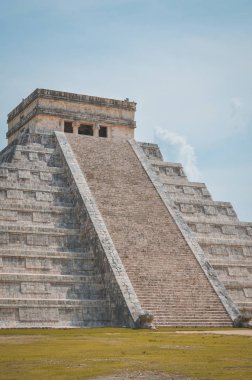 Büyük fotoğraf Chichen Itza, Maya uygarlığı, piramidin en arkeolojik Meksika ziyaret etti. Yaklaşık 1.2 milyon turist kalıntıları her yıl ziyaret.