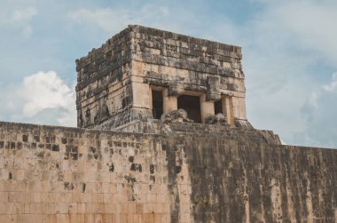 Büyük fotoğraf Chichen Itza, Maya uygarlığı, piramidin en arkeolojik Meksika ziyaret etti. Yaklaşık 1.2 milyon turist kalıntıları her yıl ziyaret.