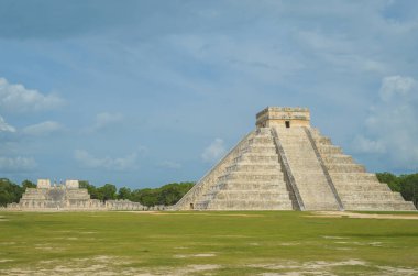 Büyük fotoğraf Chichen Itza, Maya uygarlığı, piramidin en arkeolojik Meksika ziyaret etti. Yaklaşık 1.2 milyon turist kalıntıları her yıl ziyaret.