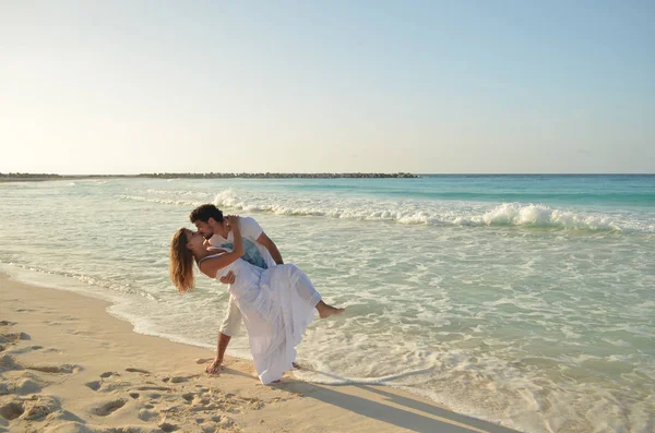 Casal Amantes Beijando Costa Praia Caribe — Fotografia de Stock