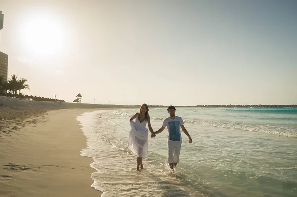 Couple Amoureux Marchant Main Dans Main Sur Plage Des Caraïbes — Photo