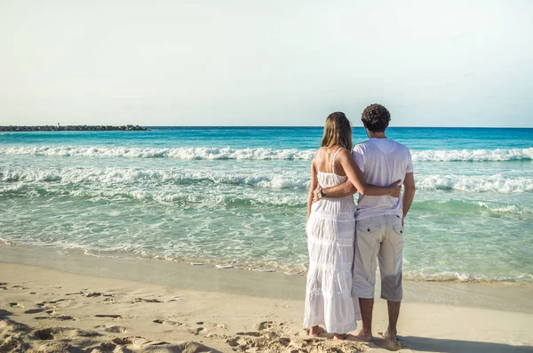 一对情侣在他们的背上 看着加勒比海 — 图库照片