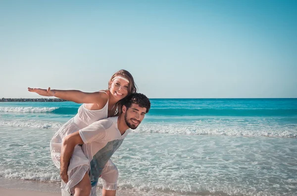 情侣拥抱加勒比海海滩 — 图库照片