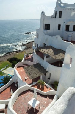 Punta Ballena, Punta del Este Uruguay, Casapueblo deniz görünümü. Bir otel ve bir sanat Galerisi bu nerede ünlü sanatçı ve ünlü Carlos Paez Vilaro çalışmak için kullanın