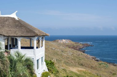 Punta Ballena, Punta del Este Uruguay, Casapueblo deniz görünümü. Bir otel ve bir sanat Galerisi bu nerede ünlü sanatçı ve ünlü Carlos Paez Vilaro çalışmak için kullanın