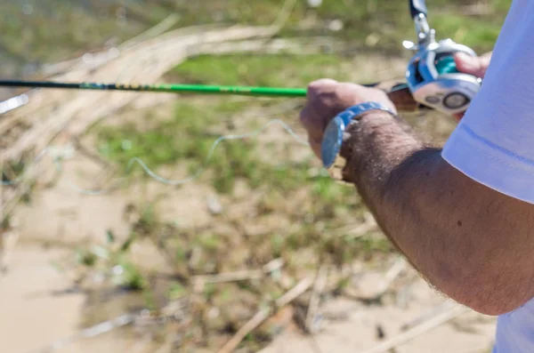 Jovem Pescando Lagoa Lago Close Vara Pesca Carretel — Fotografia de Stock