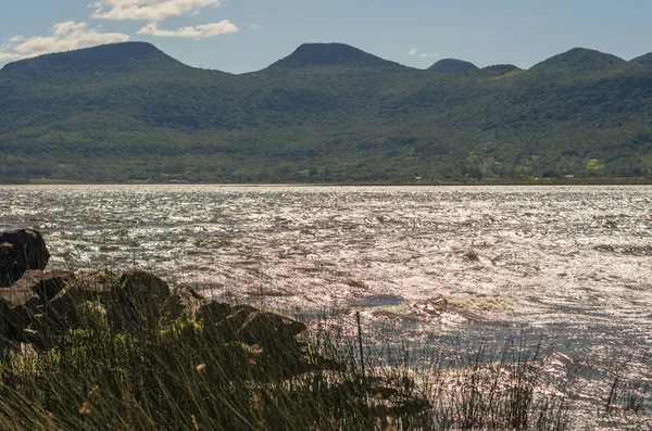 Göl ve dağ içinde belgili tanımlık geçmiş güzel resmi.