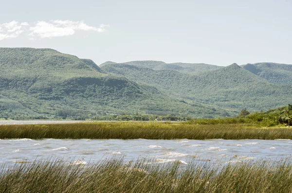 Göl ve dağ içinde belgili tanımlık geçmiş güzel resmi.