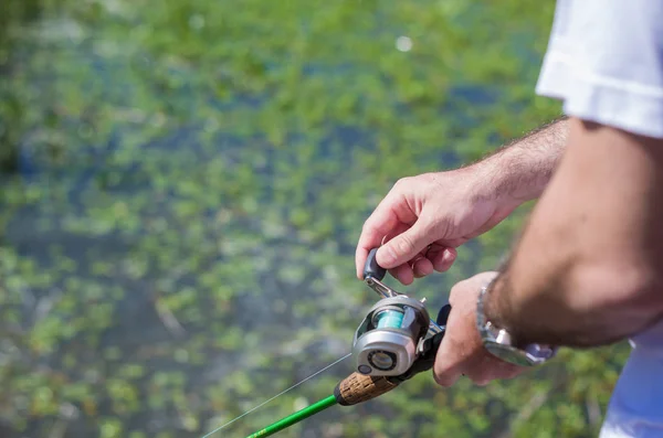 Joven Pescando Estanque Lago Primer Plano Caña Pescar Carrete —  Fotos de Stock