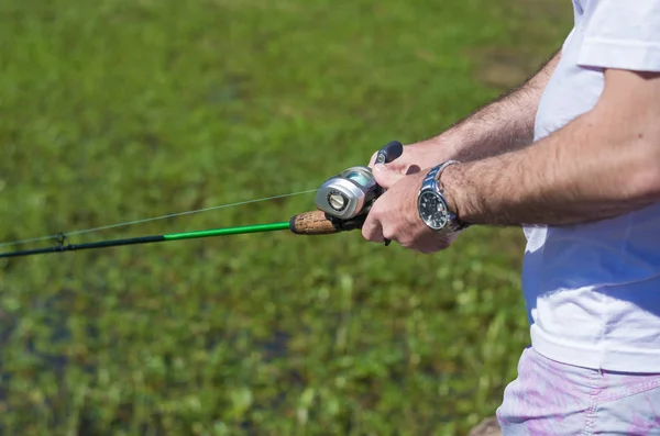 Giovane Pesca Stagno Lago Primo Piano Canna Pesca Mulinello — Foto Stock