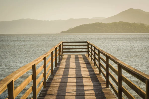 Hermoso Muelle Madera Estanque Con Vistas Las Montañas Vista Tranquila — Foto de stock gratis