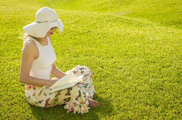Pretty Woman Reading Book Sitting Lawn Seen Summer Hat — Stock Photo, Image