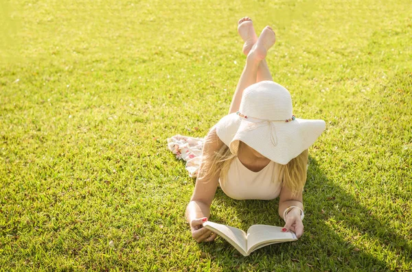 Hübsche Frau Liest Buch Auf Dem Rasen Liegend Von Oben — Stockfoto